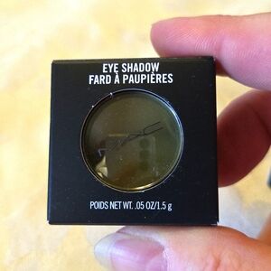 MAC Eye Shadow in Money Problems